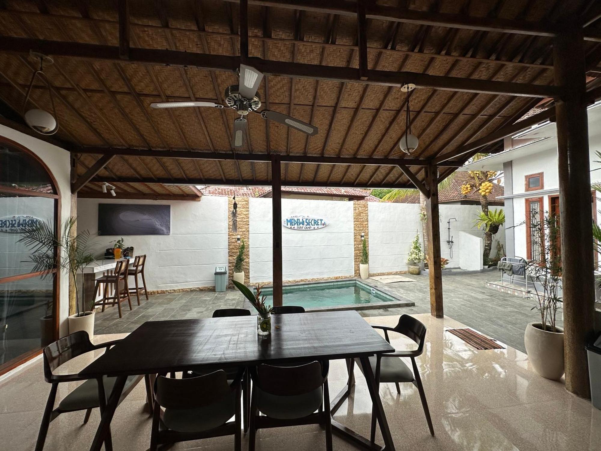 Medewi Secret Surfcamp Hotel Pulukan Eksteriør billede