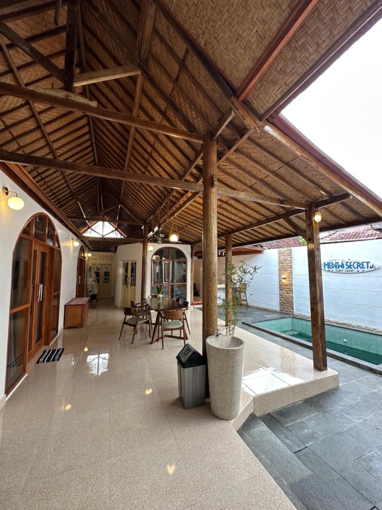 Medewi Secret Surfcamp Hotel Pulukan Eksteriør billede