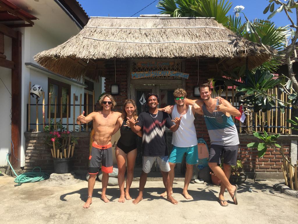 Medewi Secret Surfcamp Hotel Pulukan Eksteriør billede