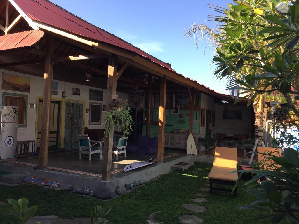 Medewi Secret Surfcamp Hotel Pulukan Eksteriør billede