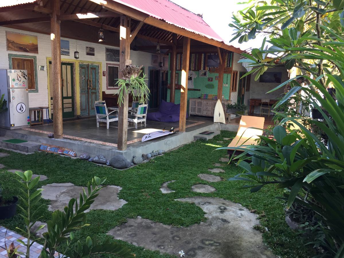 Medewi Secret Surfcamp Hotel Pulukan Eksteriør billede